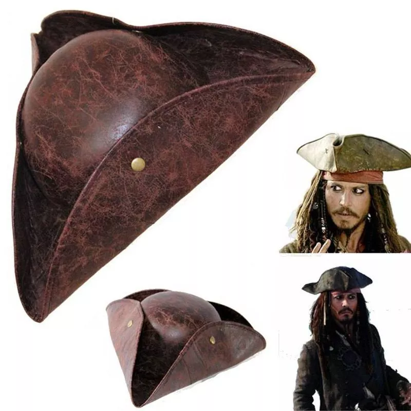 Ator em uma fantasia de pirata e um chapéu de capitão para o halloween.  homem barbudo bonito vestido como um pirata do caribe para o carnaval.